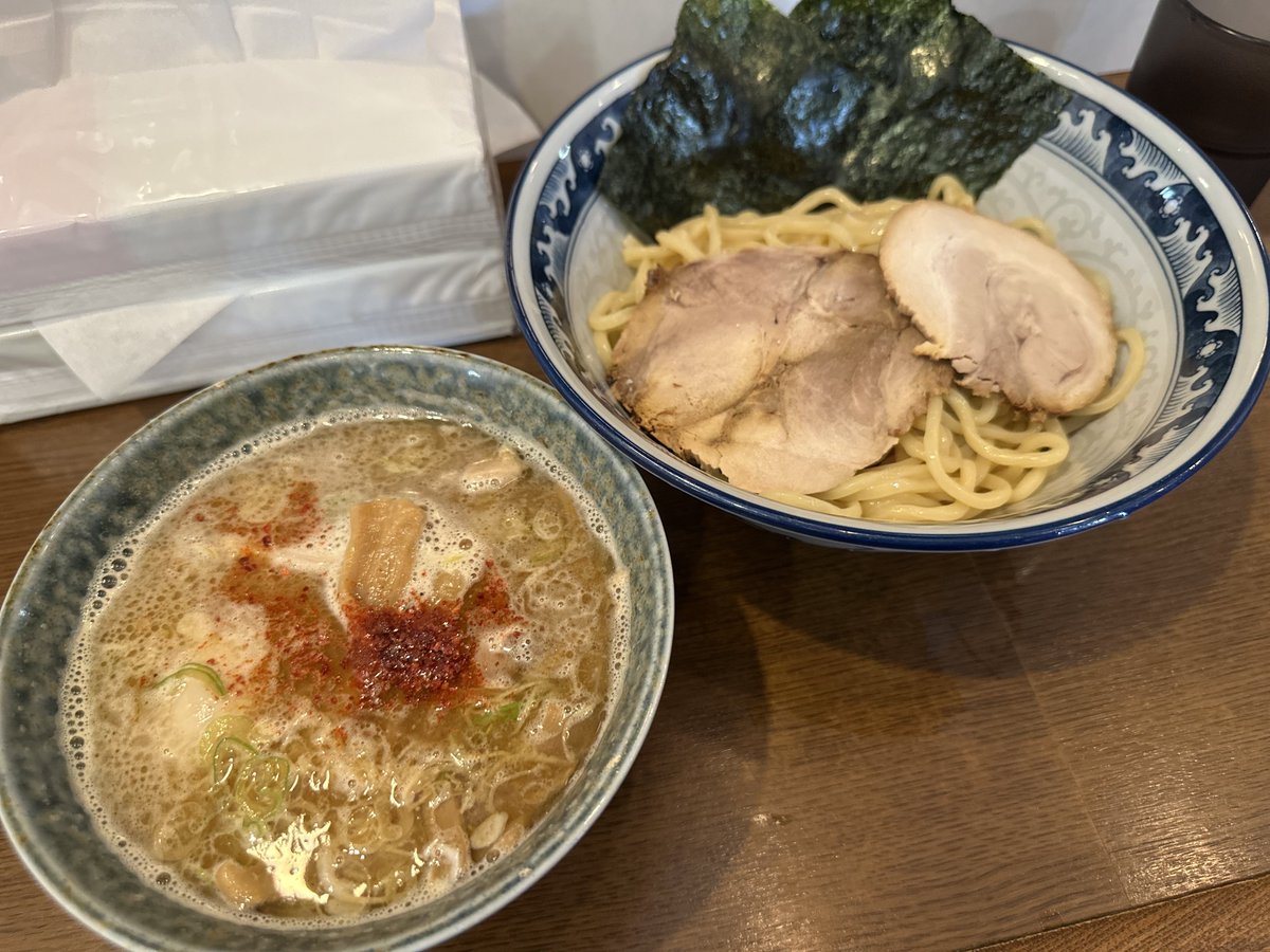 Nooodllle's tweet photo. 中華そば坂井田 さん

特製つけ麺

甘くてピリ辛で酸っぱいスープ！
チャーシューやメンマなど具材たっぷり！
顎トレ麺は並盛りでもけっこうな量あるけど酸っぱスープのおかげでするする入る🫃
サービス(？)のおにぎりは帰り際に気が付いた😇
次は冷やし担々麺あるといいな✨
ごちそうさまでした🙇‍♂️ https://t.co/b7o5bnzrMp