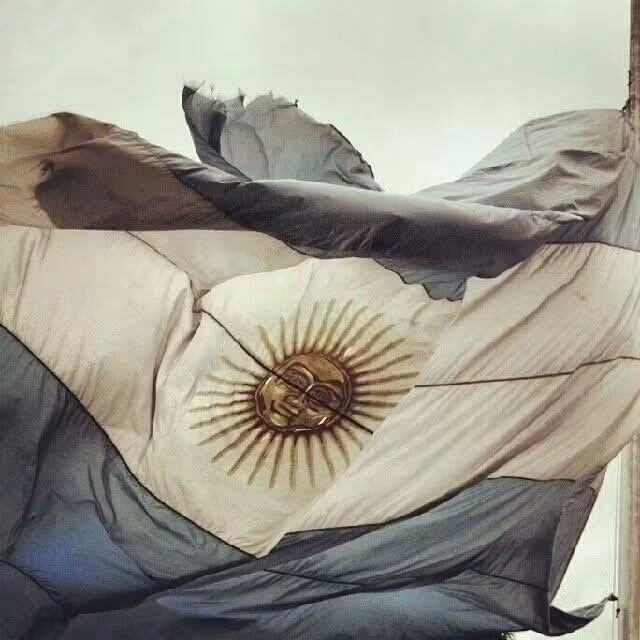 _SombraYVerso's tweet photo. Cada tanto este país 
necesita huesos con qué alimentarse
por eso tapa sus fosas
quema sus naves
vende las joyas de la abuela.

Cada tanto remueve demasiado la tierra
levanta mucho polvo
ni se ve la punta de su propio horizonte.

Este país se alimenta de esos huesos enterrados
los tiene escondidos como un perro
que en la angurria niega a su jauría.

Selecciona su memoria,
es un espejo fracturado de sí mismo
cada trozo es un recuerdo 
que está hecho a la imagen de su frustración.

Pero llegará el día 
en que una lluvia semejante lavará la tierra
desenterrará toda esa osamenta
la historia volverá 
a retomar la superficie verdadera
su marca cierta
su ternura inagotable.

Este país acostumbrado al odio y la mentira
tendrá que responsar su propio obituario.

“Aquí está enterrado un viejo país que maltrató a su pueblo”.

— Daniel Quintero (1959)
Escritor y Poeta nacido en “Villurca”, de aquel lado de Avenida La Pampa, a los tres días como Cristo lo cruzaron de este lado y se volvió nativo de Parque Chas.

#argentina 🇦🇷