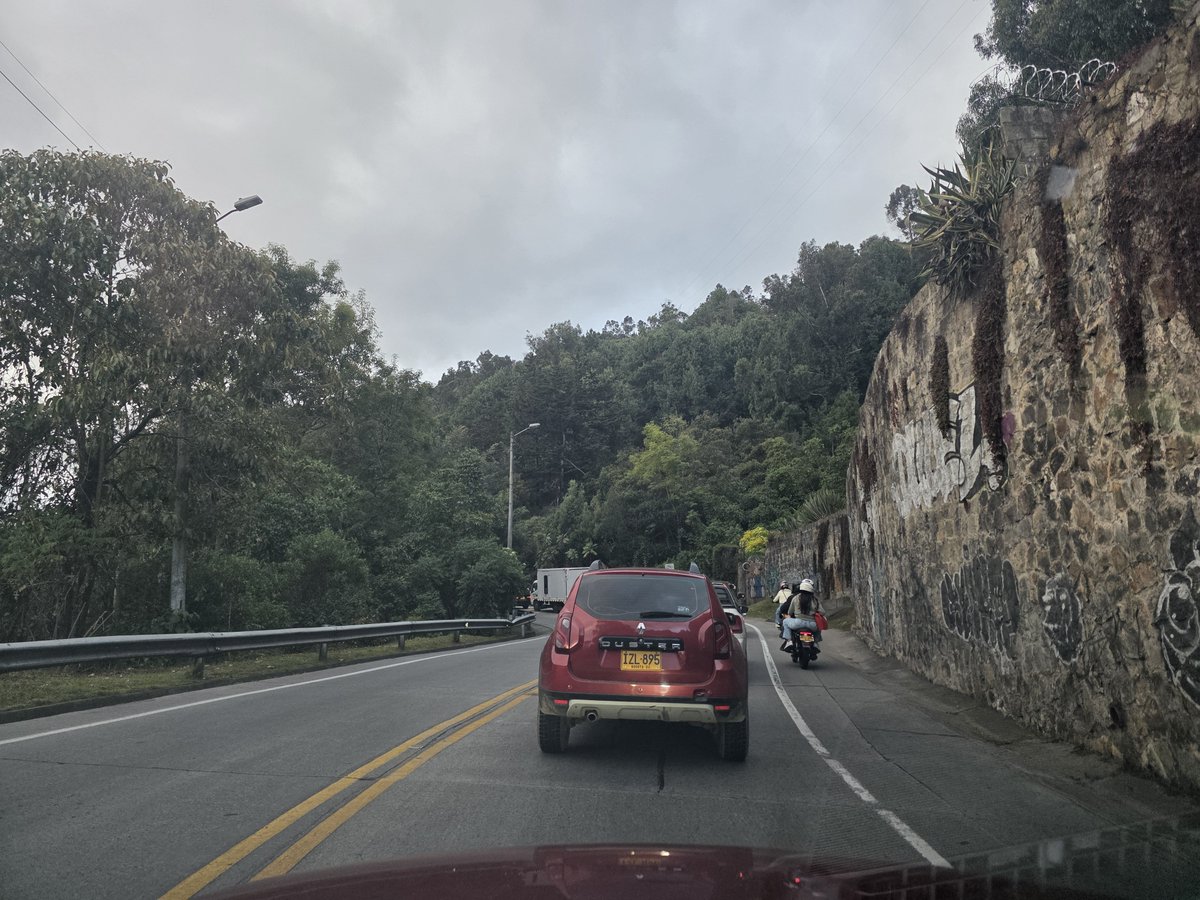 DrConcreteCol's tweet photo. Julio 22. 5:30 pm. Accidente vía La Calera.  Pasando Tramonti.  Cierre total. @SectorMovilidad @alcaldiausaquen @LaLuciernaga https://t.co/8Gulzvhkp3