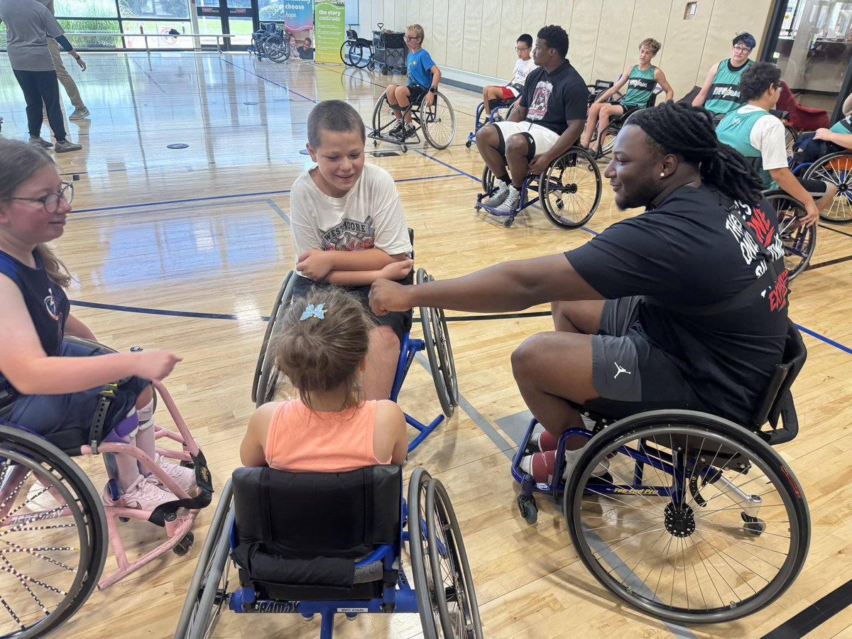 CoachToddBates's tweet photo. David Stone has a heart for giving back. Day 1 recruiting him he has always had the mindset of wanting to help others who are less fortunate. Today He organized & took the D-Line 2️⃣ brighten the day of kids at Bethany Children’s Parasports Program in OKC. @OU_Football @iamdavidstonejr