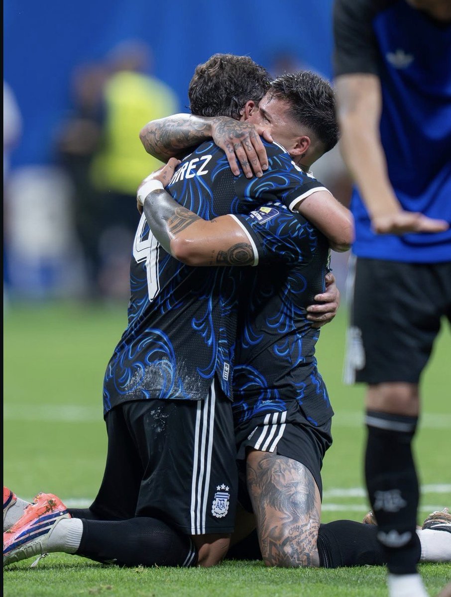 abixaitanalvs's tweet photo. pasaron los julienzo y se cagaron de risa https://t.co/0X5Bu94PWM