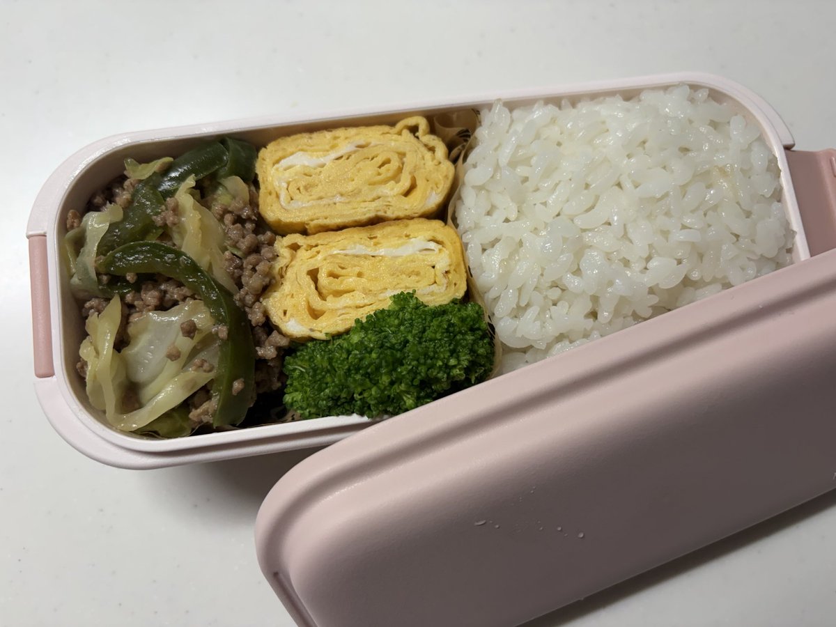 choco_mamax's tweet photo. おはようございます

運動出来ないから毎朝の体重計に怯えながら起床

プチトマトを子に全部食べられていて、お弁当に入れられず残念
赤色が入るし、栄養○だし、プチトマトって優秀だよね
帰りに忘れずに買って帰ろう🍅

今日も暑さに気を付けて過ごそう！

#今日のお弁当
#ダイエット https://t.co/Ce2nHlcFAY