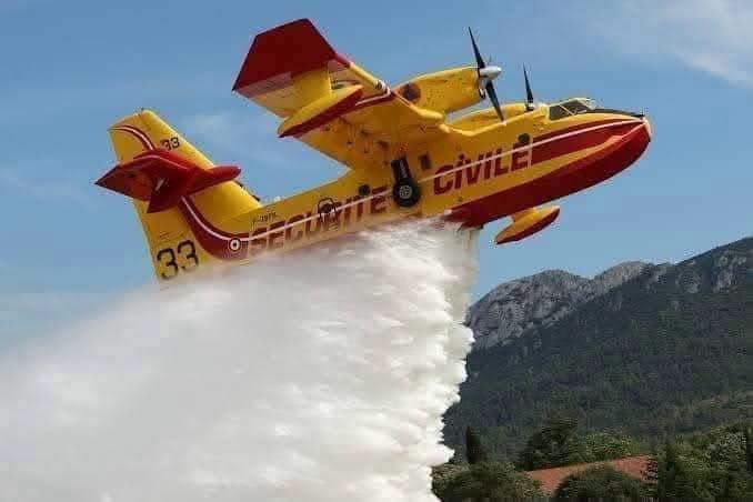 MoroccoNews's tweet photo. #Maroc 🇲🇦🔥💦 Classement flotte bombardier d’eau. 

🥇 1er en Afrique.
🥇 1er du continent africain et du monde arabe.
🏅 5e du bassin méditerranéen, derrière l’Italie, l’Espagne, la Grèce et la France.
🌍 Parmi les dix pays les mieux équipés au monde en bombardiers d’eau amphibies. 

Afrique

🇲🇦 Maroc : 8 (6 CL-415 + 2 CL-215 modernisés, avec d’autres appareils de lutte anti-incendie comme les Turbo Thrush en complément). 

➡️ Le Maroc est de loin le premier pays d’Afrique dans cette catégorie. Aucun autre pays africain n’exploite une flotte comparable de Canadair amphibies. 

Bassin méditerranéen

🇮🇹 Italie : 18
🇪🇸 Espagne : 18 (14 CL-215 + 4 CL-415)
🇬🇷 Grèce : 17 (10 CL-215 + 7 CL-415)
🇫🇷 France : 12
🇲🇦 Maroc : 8
🇭🇷 Croatie : 6
🇹🇷 Turquie : 6 CL-415 (la Turquie loue également d’autres moyens aériens selon les saisons)
🇵🇹 Portugal : 0 actuellement, mais 2 DHC-515 sont en commande. 

C’est d’ailleurs une flotte remarquable pour un pays de la taille du Maroc, surtout qu’elle est renforcée par 16 Turbo Thrush spécialisés dans les feux de végétation, ce qui offre au Royaume une capacité de lutte aérienne contre les incendies parmi les plus importantes d’Afrique.