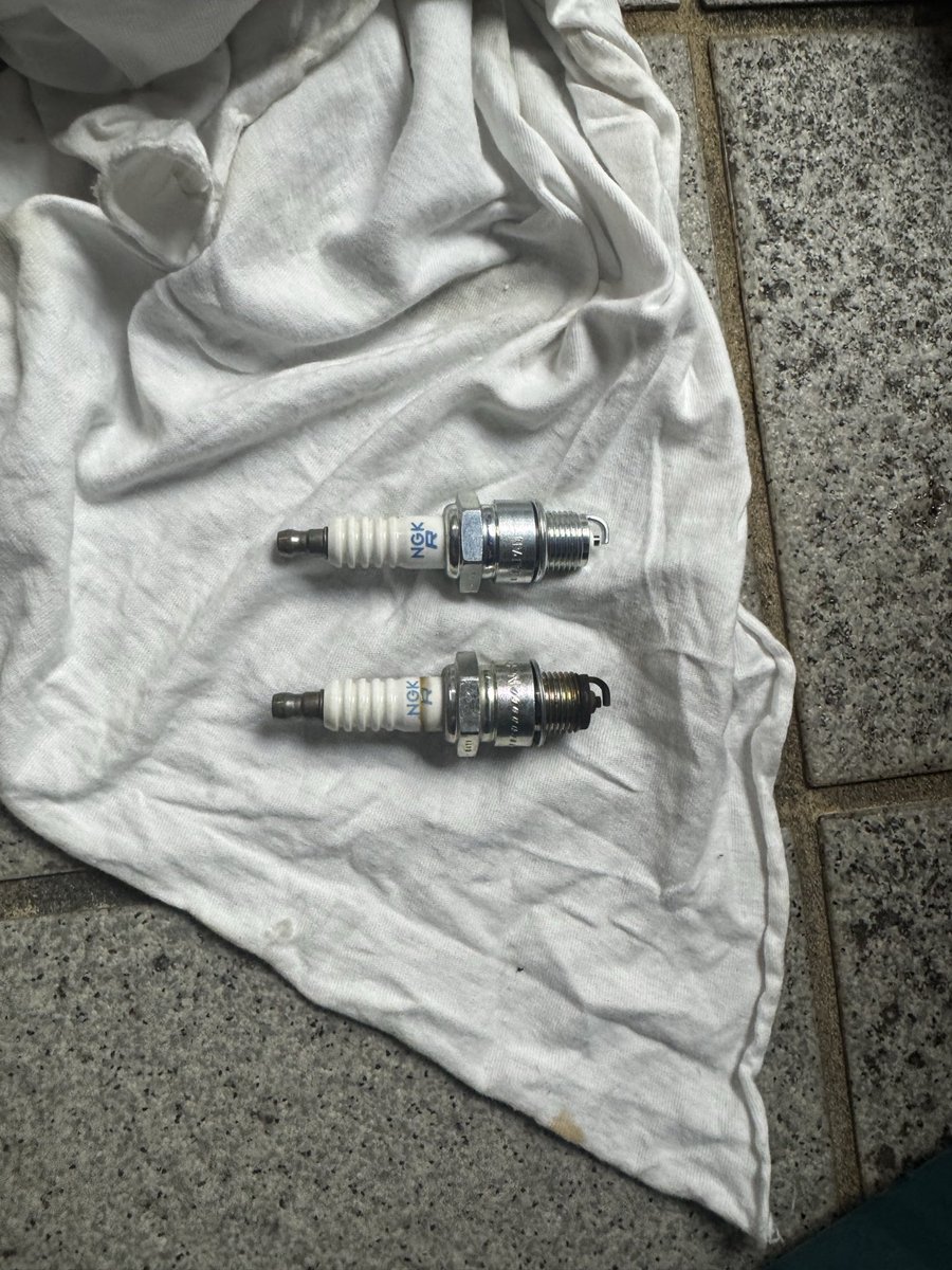 JA1YQN's tweet photo. 昨日はフィールドデーコンテストに向けて、発電機のオイルと点火プラグ交換を実施しました！ https://t.co/oNovRh9LGk