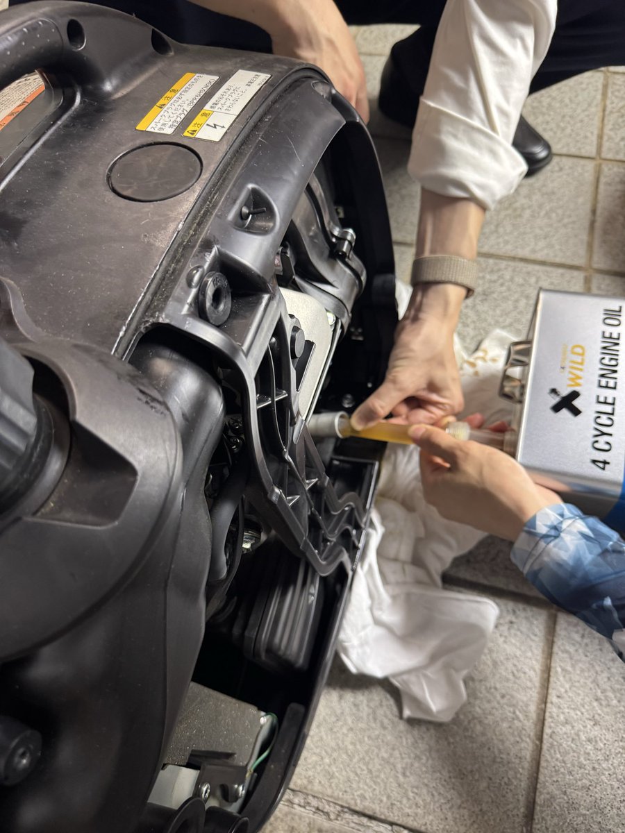 JA1YQN's tweet photo. 昨日はフィールドデーコンテストに向けて、発電機のオイルと点火プラグ交換を実施しました！ https://t.co/oNovRh9LGk