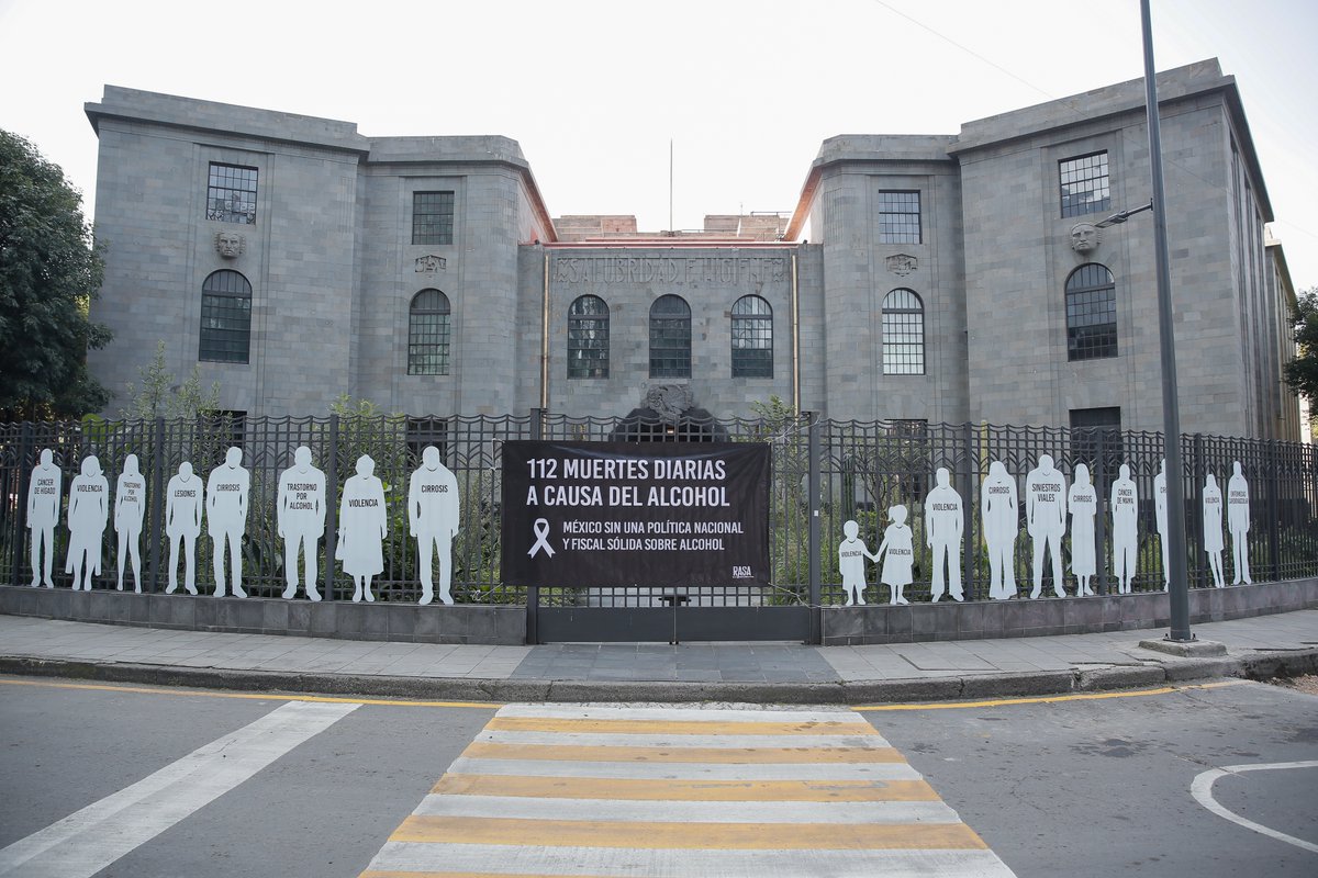 elpoderdelc's tweet photo. ⚠️🍺Con 112 siluetas frente a la antigua sede de la @SSalud_mx denunciamos las vidas que se pierden cada día por causas vinculadas al alcohol.

Desde la Red de Acción Sobre Alcohol #RASA urgimos atender esta crisis con una política nacional y fiscal sobre alcohol. 📢
https://t.co/AMm6VMkJv0