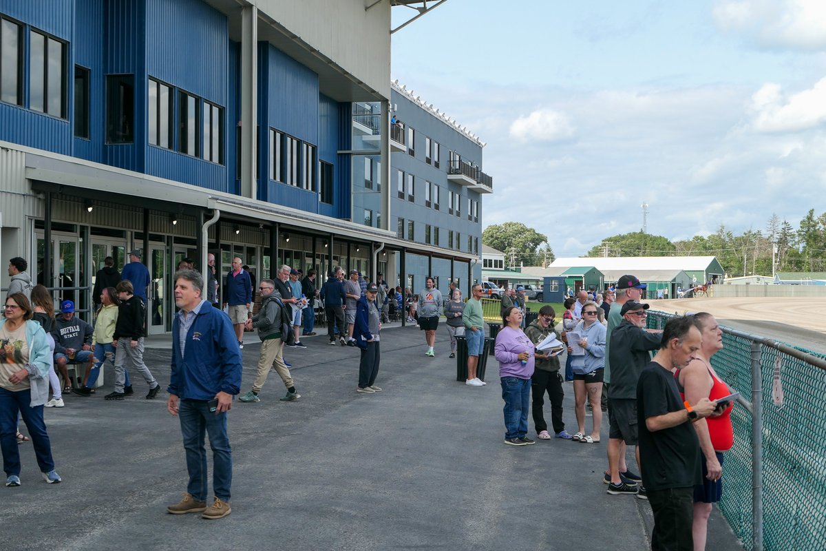 BataviaDowns's tweet photo. Comfort food on the buffet, and fierce competition on the track! 🍽️🔥 There is no lack of action here tonight at @BDRacetrack for #openingnight of live harness racing!
Don't forget—Sunday Matinees are BACK! 🐎 Join us again this Saturday at 5 PM and Sunday at 12:15 PM! View the full schedule here: https://t.co/K3tw3qWkXw
Thank you to our Live Harness Racing Sponsor, @RoswellPark Comprehensive Cancer Center.