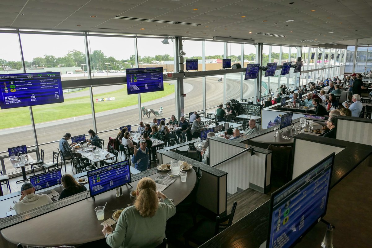 BataviaDowns's tweet photo. Comfort food on the buffet, and fierce competition on the track! 🍽️🔥 There is no lack of action here tonight at @BDRacetrack for #openingnight of live harness racing!
Don't forget—Sunday Matinees are BACK! 🐎 Join us again this Saturday at 5 PM and Sunday at 12:15 PM! View the full schedule here: https://t.co/K3tw3qWkXw
Thank you to our Live Harness Racing Sponsor, @RoswellPark Comprehensive Cancer Center.