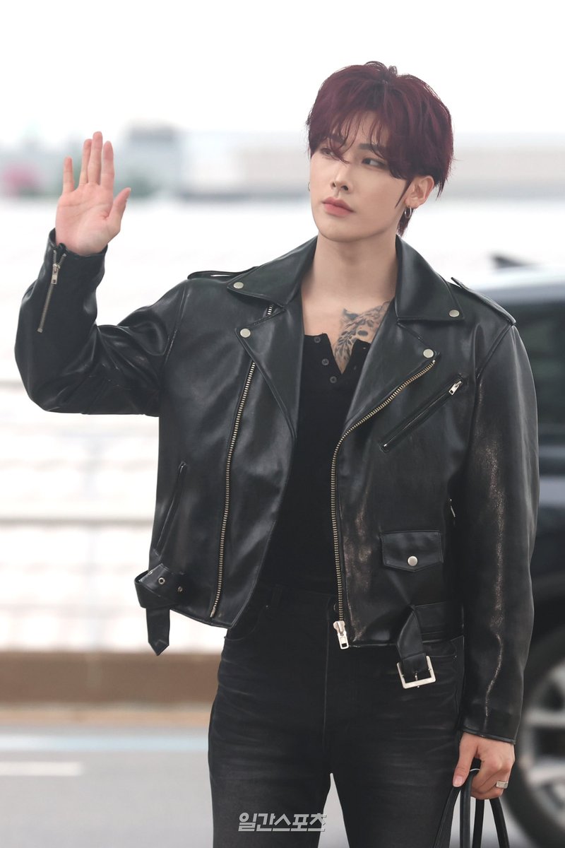 luvriky's tweet photo. 1️⃣ AND2BLE Ricky, photobook-worthy life 
2️⃣ AND2BLE Ricky, even his walk is cool
3️⃣ AND2BLE Ricky, mesmerizing beauty
4️⃣ AND2BLE Ricky, waving at his fans

#RICKY #리키 #沈泉锐 #リッキー
#AND2BLE   #앤더블 https://t.co/YryntPgiwf