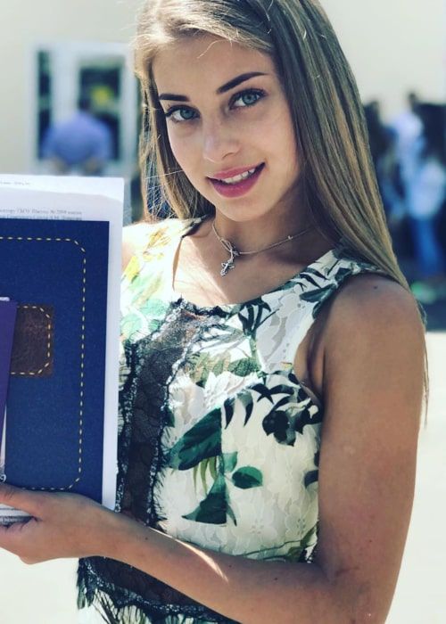 asadakiss's tweet photo. part-time figure skater, full-time instagram model https://t.co/dmdIt50q0Y
