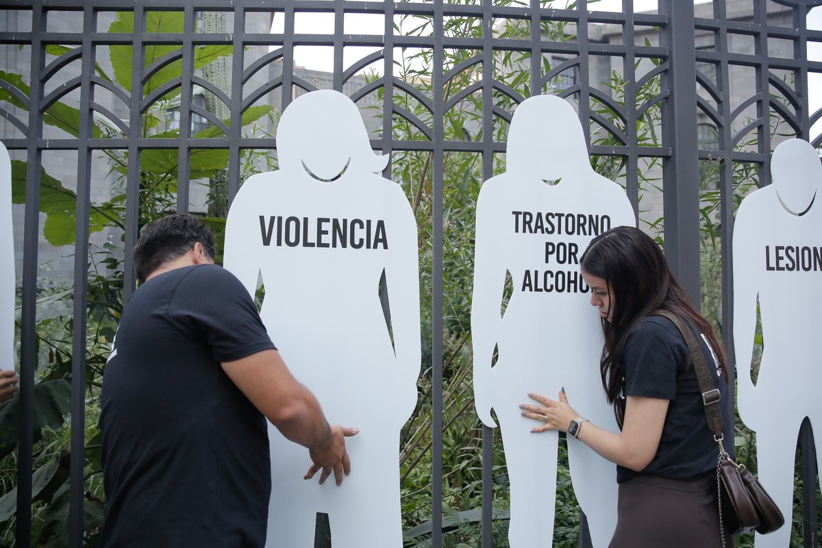 elpoderdelc's tweet photo. ⚠️🍺Con 112 siluetas frente a la antigua sede de la @SSalud_mx denunciamos las vidas que se pierden cada día por causas vinculadas al alcohol.

Desde la Red de Acción Sobre Alcohol #RASA urgimos atender esta crisis con una política nacional y fiscal sobre alcohol. 📢
https://t.co/AMm6VMkJv0