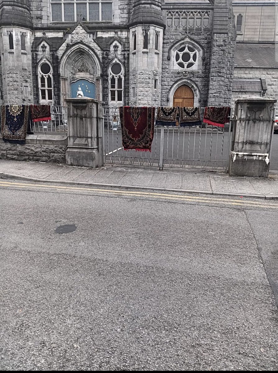 ZeroTolIE's tweet photo. Ireland.🇮🇪
Why hasn't Umar Al-Qadri been grilled over Muslims hanging prayer mats and rugs on church railings? This isn't basic etiquette, it's a clear act of social dominance, claiming Christian spaces for Islamic prayer. https://t.co/Fd5Xze5dkL