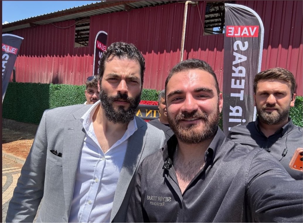 beusakn's tweet photo. Seni her fotoğrafta böyle görmeyi özlemişim Akın’ım 🥹🤍🫶🏻
#AkınAkınözü https://t.co/YApIVUOvjT