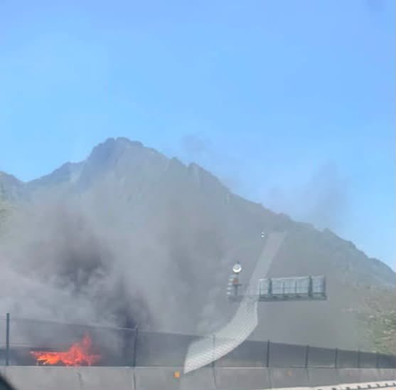 KevinCarranzaC's tweet photo. 🚨 Tráfico detenido en la autopista Saltillo–Monterrey

Un camión de carga se incendió en el km 72, con dirección hacia Monterrey, lo que provocó el cierre de la circulación mientras cuerpos de emergencia atienden el incidente.

⛔ Se estima una demora de 60 a 120 minutos.

🔄 Como vía alterna, se recomienda utilizar la carretera libre #Saltillo–Monterrey.

⚠️ Si transitas por la zona, extrema precauciones y sigue las indicaciones del personal operativo.