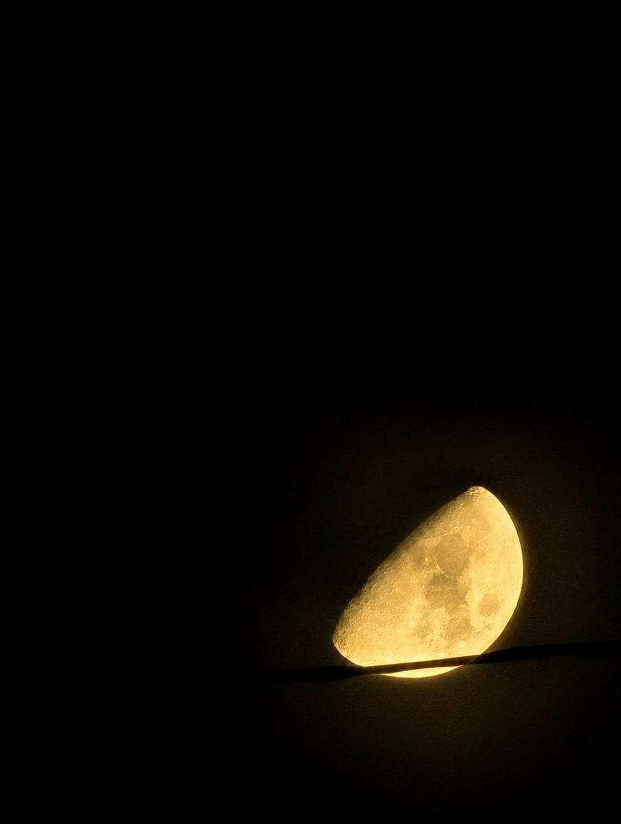 Hmbts99Shivani's tweet photo. The moon wore shades of yellow, orange, and dark orange, coloring the night with quiet magic ✨
#Moonclicks #Nightphotography https://t.co/cosohOeUP9