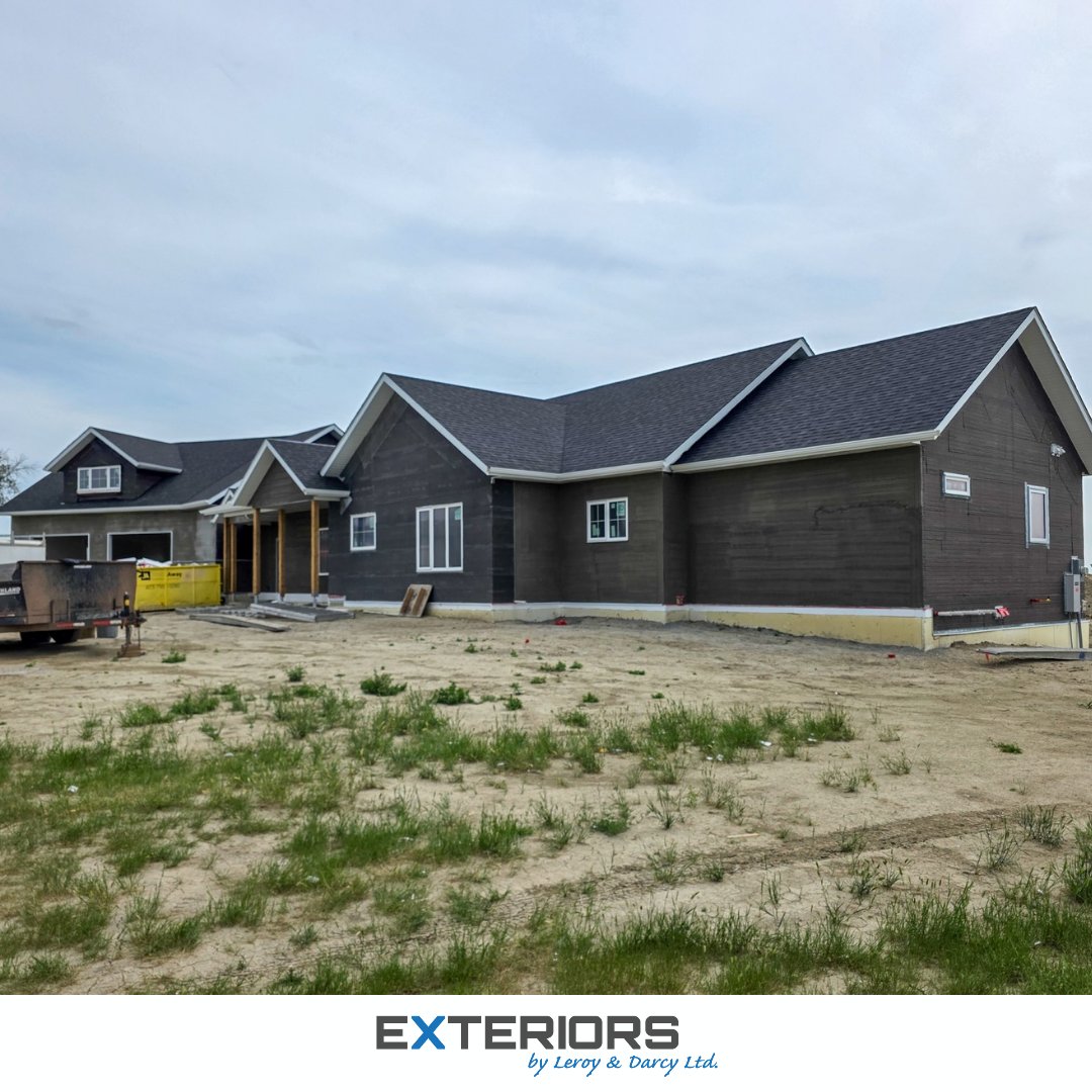 Exteriorsld's tweet photo. Clean lines on a new build! 📐✨
​Soffit, fascia &amp; eavestrough install for #BesterConstruction in #Lethbridge. Downpipes on the final pass!
​Featuring #RoyalBuildingProducts &amp; @MachineMetals.
​Get a free quote:
🔗 https://t.co/nfB8K5RSXz
📞 (403) 327-9113 https://t.co/pNxAjZjbnm