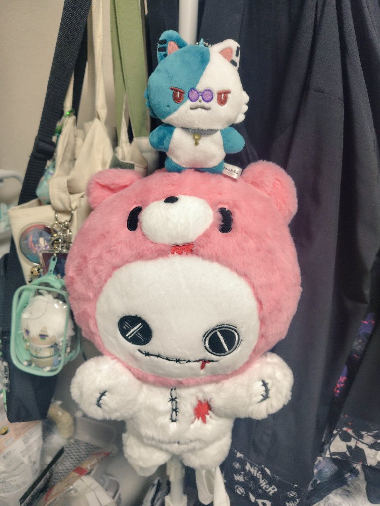 digitalis_66's tweet photo. 愚痴の後には可愛いものでも流して誤魔化しましょー

最近お気に入りブランドのニーアクロージングのぬいぐるみリュックと推しのにじたうん、なんとなくかけたら頭に立ってめちゃかわになった❤

後ろのごちゃごちゃはご愛嬌 https://t.co/4J5tGyWKVm