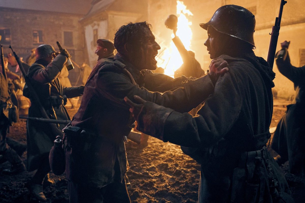 Scipionista's tweet photo. J’étais passé à côté mais on est sur un grand film de guerre avec à l’Ouest rien de nouveau 

On suit un jeune soldat allemand sur la fin de la première guerre mondiale, on sent l’inspiration de 1917 mais rien que pour les scènes de tranchées ça vaut le coup. Froid et brutal. https://t.co/EAeGrTSxM3