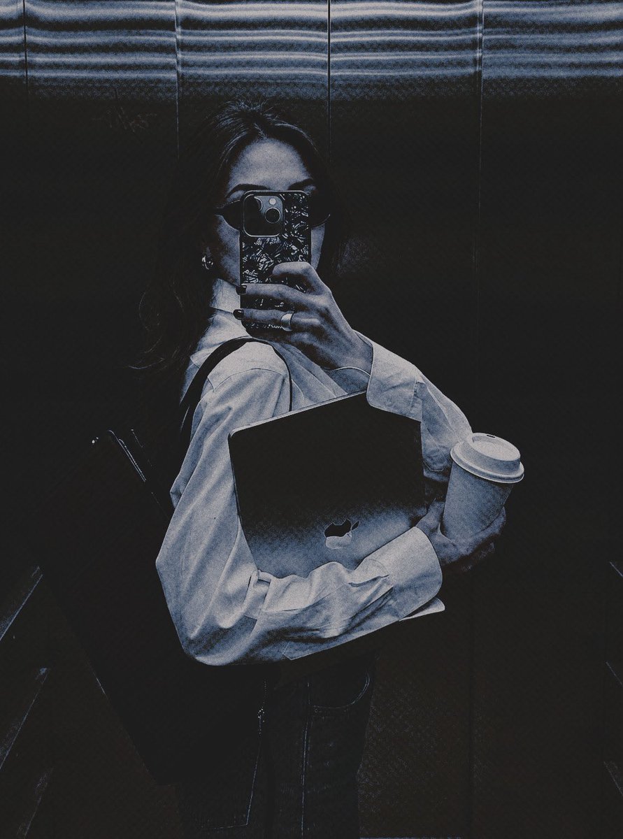 inboxrotted's tweet photo. 📲:  the  reader 

💬: (image attached)
💬: if you don't meet me for drinks after work i'm deleting your number 
💬: i am dead serious https://t.co/6pbJ4seJe1