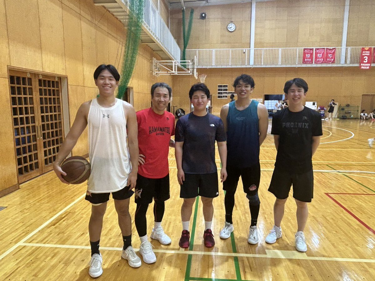 ohguchi3's tweet photo. 7月22日

練習に参加してくれた翔🏀
お誕生日でした！
おめでとー🎉

次が決まってなくて、もどかしい日々が続いているけど、翔らしく最後までエナジー全開で頑張って欲しい💪

暑過ぎるけど、今やれることを全力でやり切るのみ👍

#浜松学院大学
#バスケットボール部
#田口翔　
#お誕生日おめでとう https://t.co/HXzGKdldBD