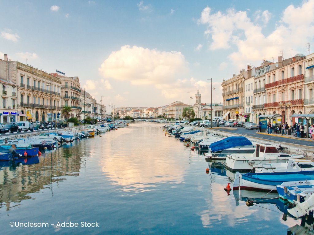 ExploreFranceJP's tweet photo. 🇫🇷🚤🌊南仏・オクシタニー地方の港町セート。

地中海とトー湖に挟まれ、街を縫うように運河が流れることから、「ラングドックのヴェネツィア」とも呼ばれています。✨

色鮮やかな建物が並ぶ水辺をのんびり歩けば、漁船や跳ね橋が行き交う港町ならではの風景が広がります。

毎年8月には、運河の上で繰り広げられる伝統競技「水上槍試合（ジュート）」も、この街ならではの夏の風物詩。⚓

水とともに暮らす、南フランスの穏やかな時間を訪ねてみませんか。

#ExploreFrance
