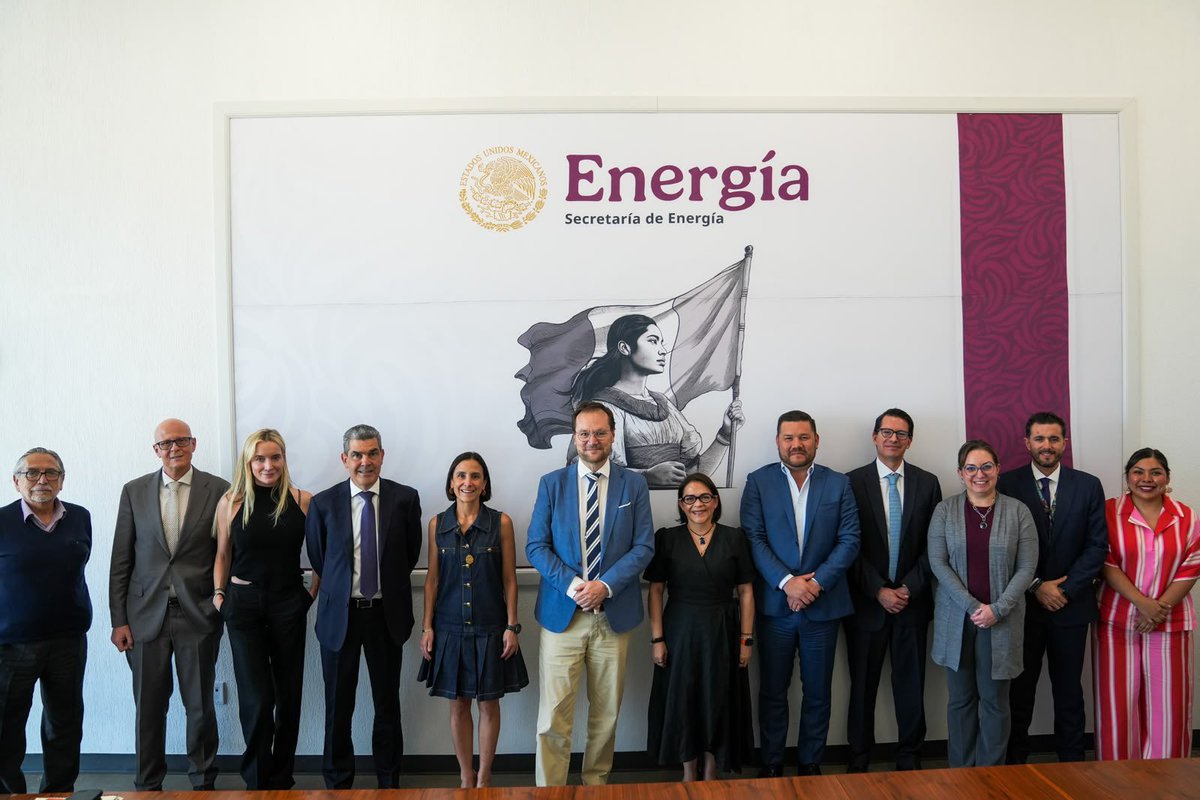 LuzElena_GE's tweet photo. En la @SENER_mx, recibimos a Cubico, empresa que, junto con la @CFEmx 💡, formalizó una alianza 🤝 de largo plazo para desarrollar cinco proyectos de energía renovable bajo el esquema de inversión mixta, con una capacidad conjunta de 578 MW de generación y 176 MW de almacenamiento en baterías.

Este acuerdo generará una inversión de casi mil millones de dólares, permitirá fortalecer la seguridad energética, atender el crecimiento de la demanda eléctrica e impulsar el desarrollo económico y regional de Tamaulipas, Nuevo León, Campeche y la Península de Yucatán.

Desde la #SENER celebramos 👏 los proyectos que contribuyen a ampliar la infraestructura eléctrica del país y acelerar la transición energética en México 🇲🇽.