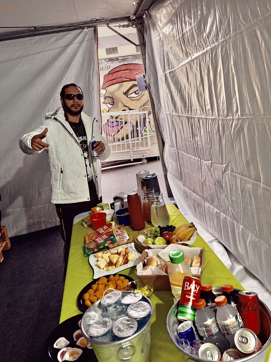 kittyberry006's tweet photo. Daí você chega pra fazer seu Show e é recebido assim pela produção no seu Camarim.🔥👊🏾
Quero agradecer imensamente o carinho e todo cuidado que tiveram do começo ao fim, pensa num banquete reforçado com bebidas, chás, café, energéticos Red Bull e Bally, gatorades, água mineral… https://t.co/OTsYL0Irja