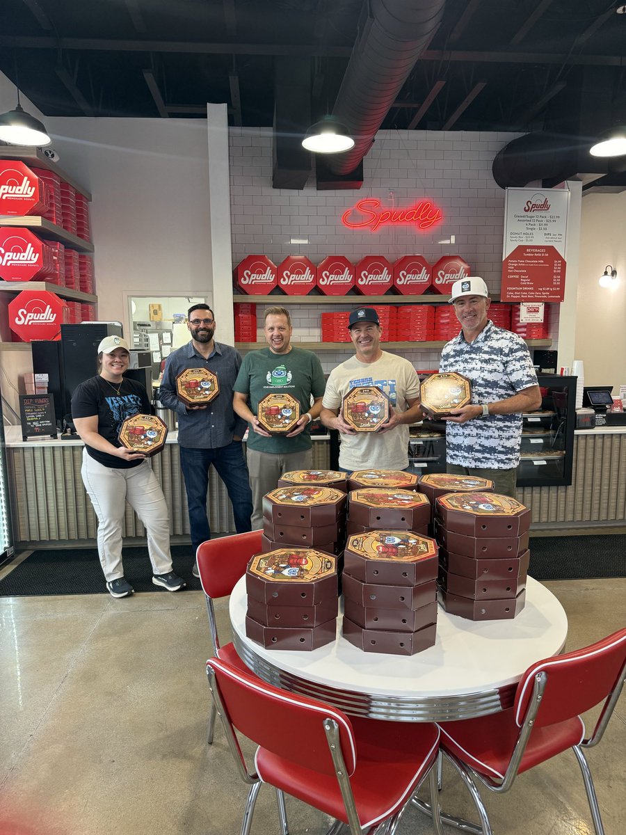 staffingyes's tweet photo. Passing out HUNDREDS of donuts to our associates this morning to spread some donuts and client appreciation around Utah this morning 🍩💙 https://t.co/WlOIMvnKmD