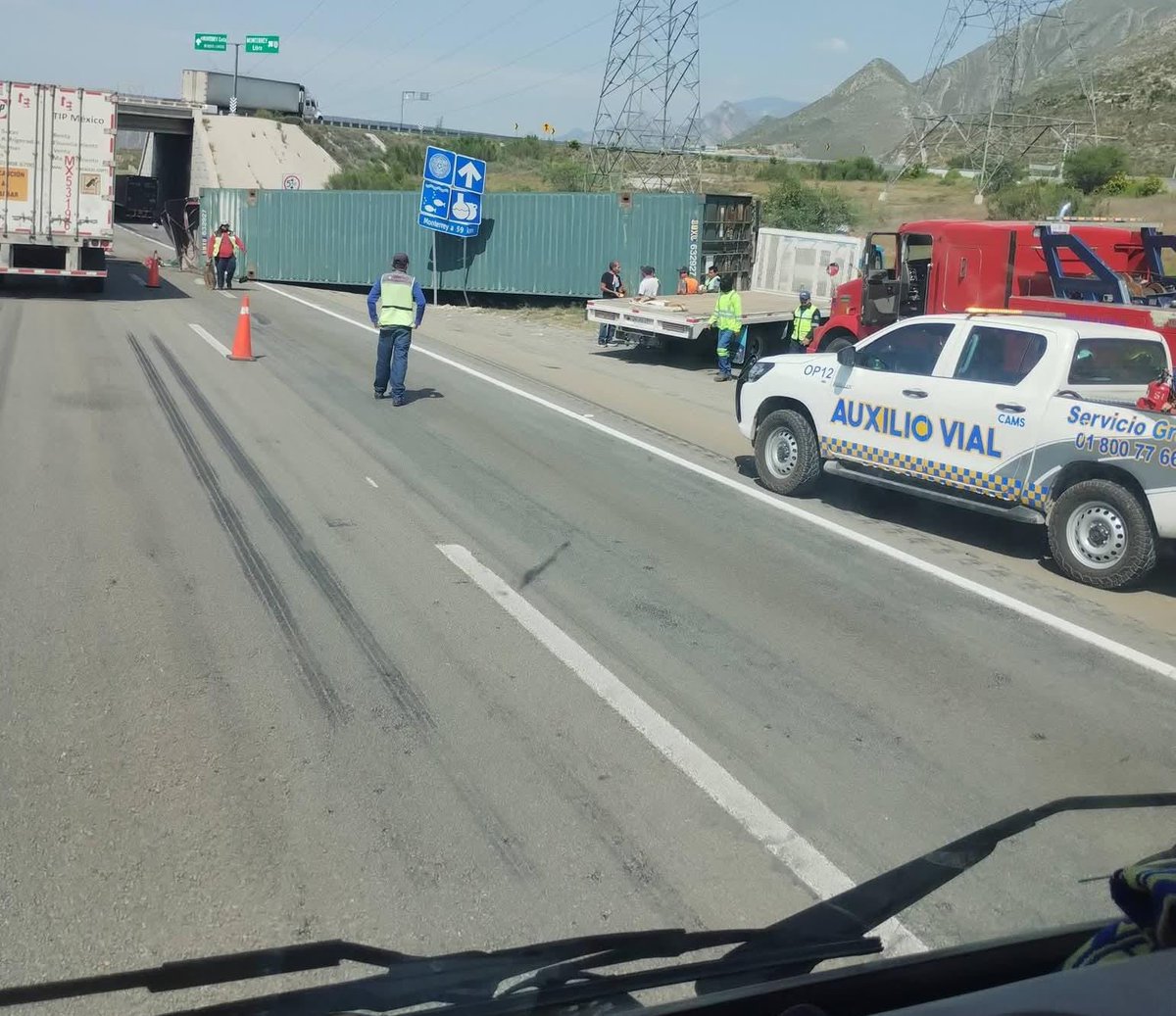 KevinCarranzaC's tweet photo. Tráiler vuelca contenedor a la altura de Ojo Caliente

Un tráiler que transportaba un contenedor protagonizó una volcadura a la altura de Ojo Caliente, sobre la carretera Saltillo–Monterrey, lo que provocó el cierre parcial de la circulación.

De acuerdo con la imagen, el contenedor quedó atravesado sobre los carriles, obstruyendo el paso vehicular, mientras personal de Auxilio Vial y trabajadores realizan maniobras para retirar la pesada estructura.

🚧 Se recomienda a los automovilistas extremar precauciones, reducir la velocidad y, de ser posible, utilizar rutas alternas, ya que la circulación registra importantes afectaciones en la zona.

#Saltillo #Monterrey #CarreteraSaltilloMonterrey #AutopistaSaltilloMonterrey #OjoCaliente #Tráiler #Volcadura #AccidenteVial #Tráfico #Coahuila #NuevoLeón #Precaución #ÚltimaHora #Noticias