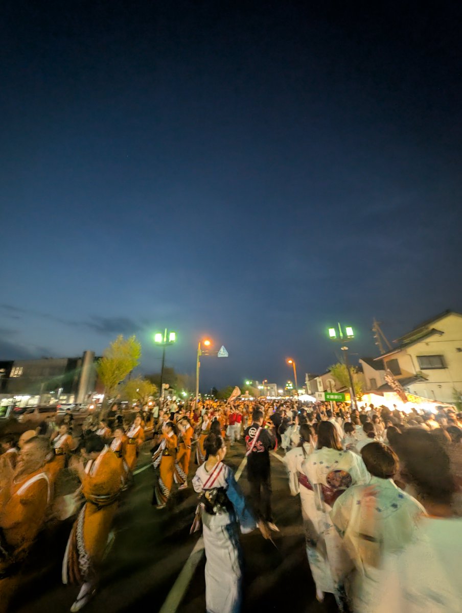 ura_1012's tweet photo. @BlueOceanTFM そして、大通りが人の輪で一周するくらいになる「総(そう)踊り」
夜の港に打ち上がる花火が、最���に綺麗でした
#BlueOcean https://t.co/ayAnYqJV4G