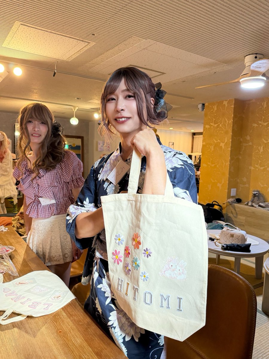 ellemoi8778's tweet photo. 先日のラビコン1日目
ちゃんとカメラのほうに向けられてないけど、トートバッグのワークショップも楽しかった✨
いかさん@ika_la_gemayo にも久々に会えて嬉しかったし、お話し出来なかった方もいるけれど、少しずつでも知り合いが増えて、輪を広げられている実感があることがイベント参加の意義でもあるんかな、と思ってます☺️