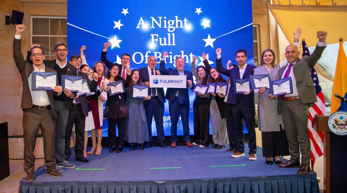 USEmbassyBogota's tweet photo. ¡Celebramos la nueva cohorte 2026 del programa @FulbrightCol y la entrega del Premio a la Excelencia Fulbright!  🇺🇸🎓🇨🇴

📚 Con el apoyo del Gobierno de los Estados Unidos, este nuevo grupo de colombianos realizará estudios de posgrado, investigación y actividades de desarrollo profesional en diferentes áreas de estudio, incluyendo educación 📖, negocios 💼 y áreas STEM 👩‍🔬. Lo mejor de todo es que volverán a Colombia con conocimientos de primer nivel para construir un futuro más próspero para nuestros pueblos. 🚀

👩‍🎓👨‍🎓 Casi 6.000 colombianos con altos niveles de excelencia han recibido becas de Fulbright desde 1957. ¡Felicitaciones! 👏