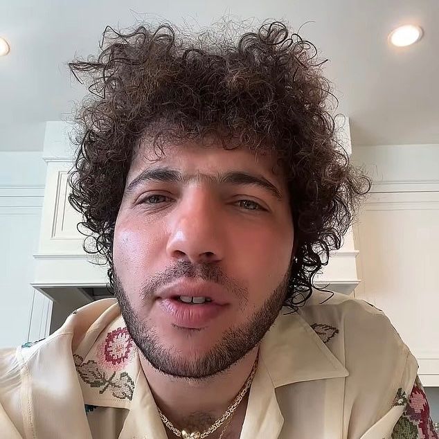 AlexaBlinkin's tweet photo. Yo @selenagomez girl, gotta ask—how you survive Benny Blanco rockin’ the SAME hoodie for a whole WEEK? Fans say he smells like a sweaty gym sock in pics 👃🏻😳 Please, run before it’s too late! #PR #boyfriend #Gay #relationships #Selena #Gomez https://t.co/1L2XZ11hnk