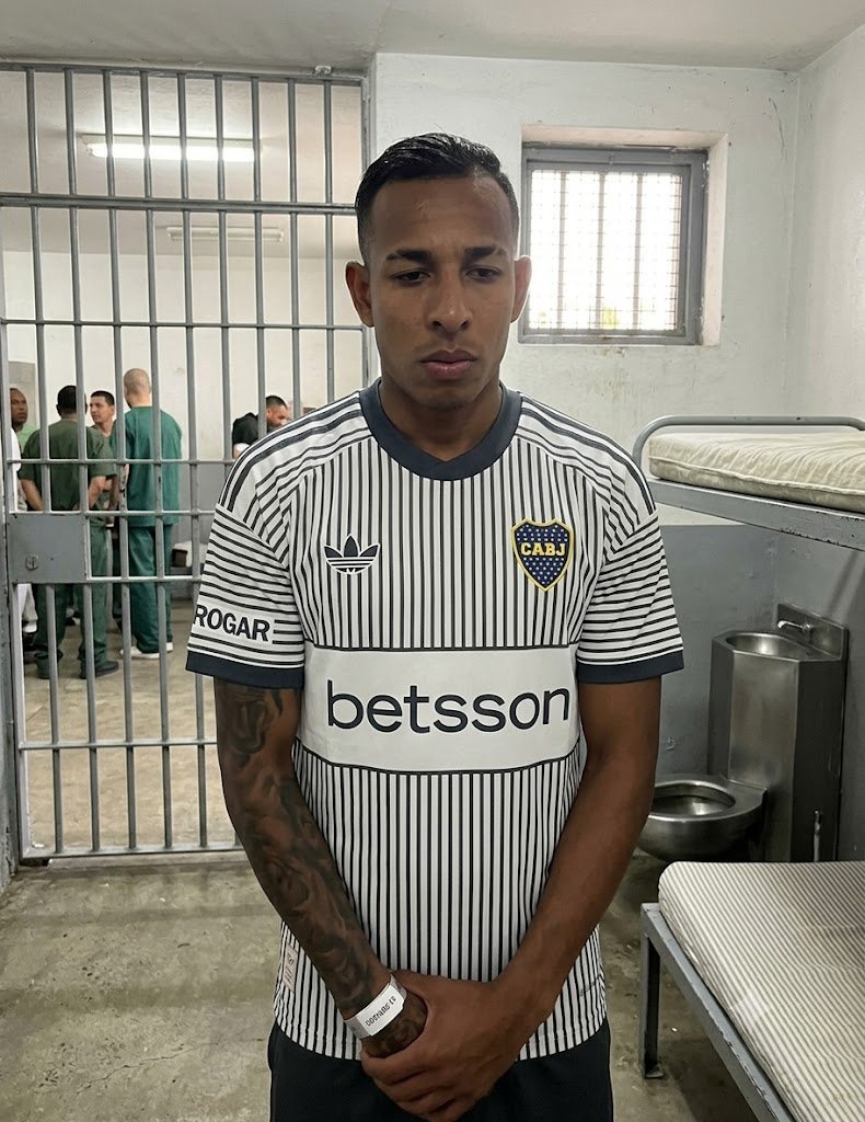 PadreBostero's tweet photo. Che al panita Villa le queda pintada la nueva camiseta del CABJ https://t.co/WS1svEtQ7q