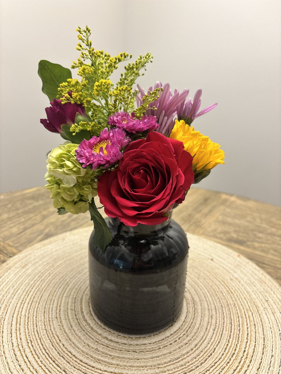 gf2hozier's tweet photo. pretty lil flowers <3 https://t.co/QPANbdKeFY