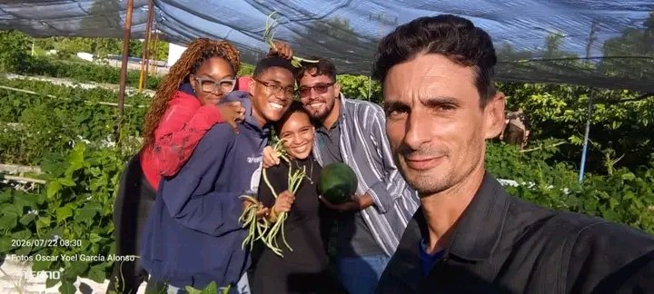 javler70642's tweet photo. ❤🇨🇺 Se vinculan hoy los estudiantes de la #FEUUCMVC en tareas agrícolas en " Las Marianas" aportando a la producción de alimentos. #60deExcelencia #VillaClaraConTodos https://t.co/5D2dTCxs3m
