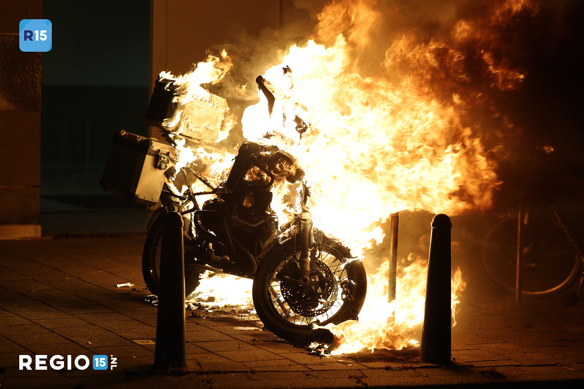 BMW-motor in Den Haag door brand verwoest
