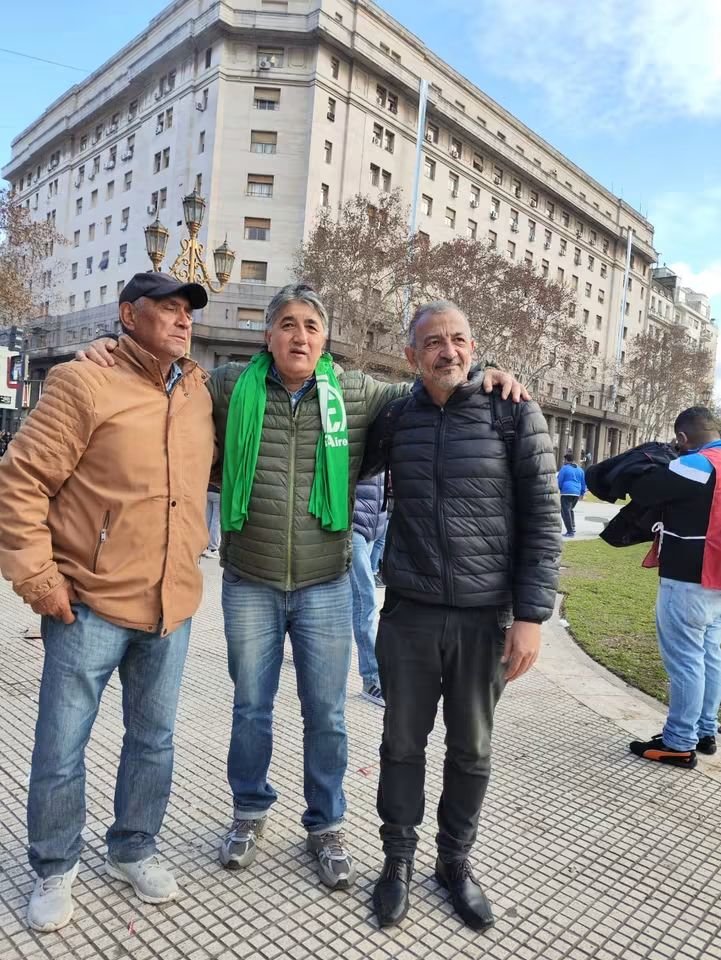 HKotoff's tweet photo. Junto a Ángel Chamorro, movilizamos en el Congreso por las y los jubilados.
Jubilación mínima con bono: $481.948 (2,1% de aumento). Canasta básica por las nubes.
La seguridad social es un derecho. Defenderlos es defender el presente y el futuro de nuestro pueblo. ✊ https://t.co/e80iUZwZP5