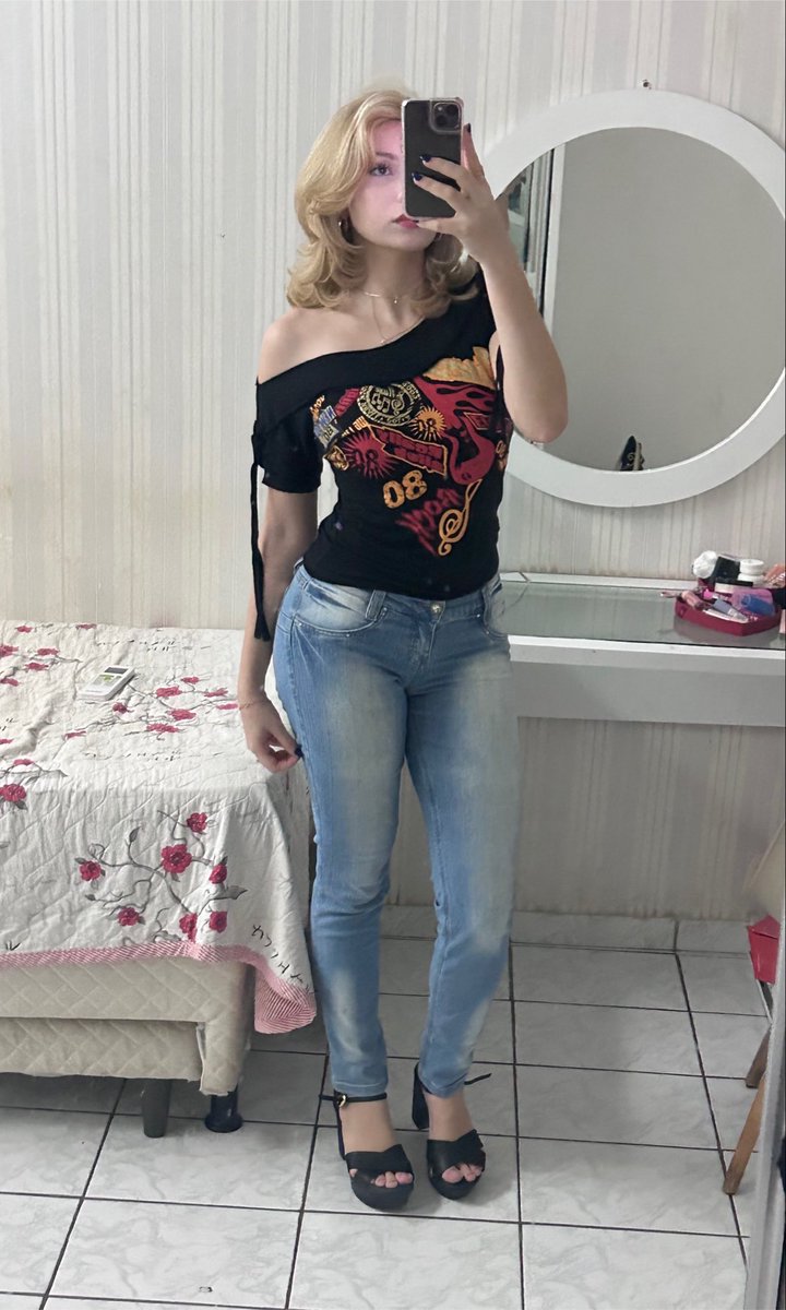 sheststorms's tweet photo. agradeço tanto à minha mãe por ter me dado as roupas q ela usava quando era mais nova https://t.co/BgCSZUVWnP