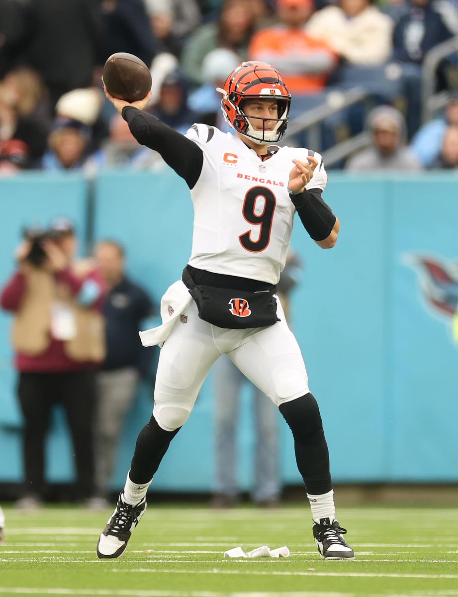 goatlave2's tweet photo. If you were guaranteed to get 10 healthy years which QB would you draft? https://t.co/I2RirJ582m