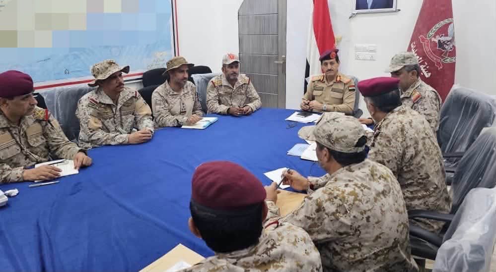 AlMosahf43's tweet photo. مأرب 
اجتماع عسكري استثنائي برئاسة وزير الدفاع لرفع الجاهزية وتعزيز التنسيق، بحضور ممثلين عن التحالف، بالتزامن مع إعلان الحوثييـ.ن استهداف سفينتين نفطيتين سعوديتين في البحر الأحمر https://t.co/PWIBPs8qJ5