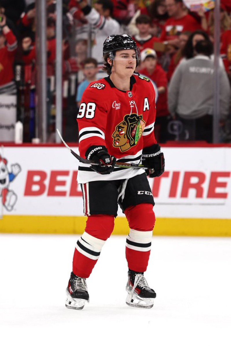 Pualavatentin's tweet photo. Connor Bedard signs a 5-year, $15M 
AAV MEGA deal with the Blackhawks

Bedsy locked up 💰 https://t.co/MlWrnyK7cE