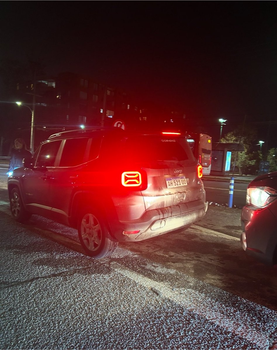 Pmlyss's tweet photo. Ayuda! Necesitamos encontrar a este turista #argentino que venía bajando por Camino a Farellones en Chile hoy (patente AH521UO) por un intento de atropello. Necesitamos datos para denunciarlo porque escapó. @Muni_LasCondes @lo_barnechea @AduanaCL @Carabdechile Las Condes https://t.co/qEqwIwaBDi
