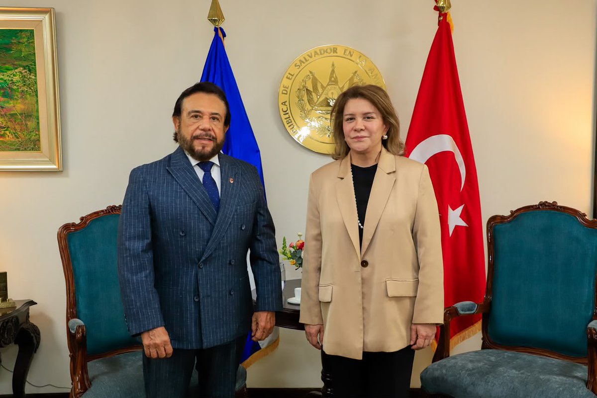 sinfiltros_sv's tweet photo. El Salvador y Türkiye exploran nuevas áreas de cooperación.

El Vicepresidente de la República @fulloa51 recibió a la nueva Embajadora de Türkiye @TC_SanSalvador Sra. Şule Öztunç, con el propósito de continuar fortaleciendo las relaciones bilaterales entre ambas naciones. https://t.co/uCk1LC5a3x