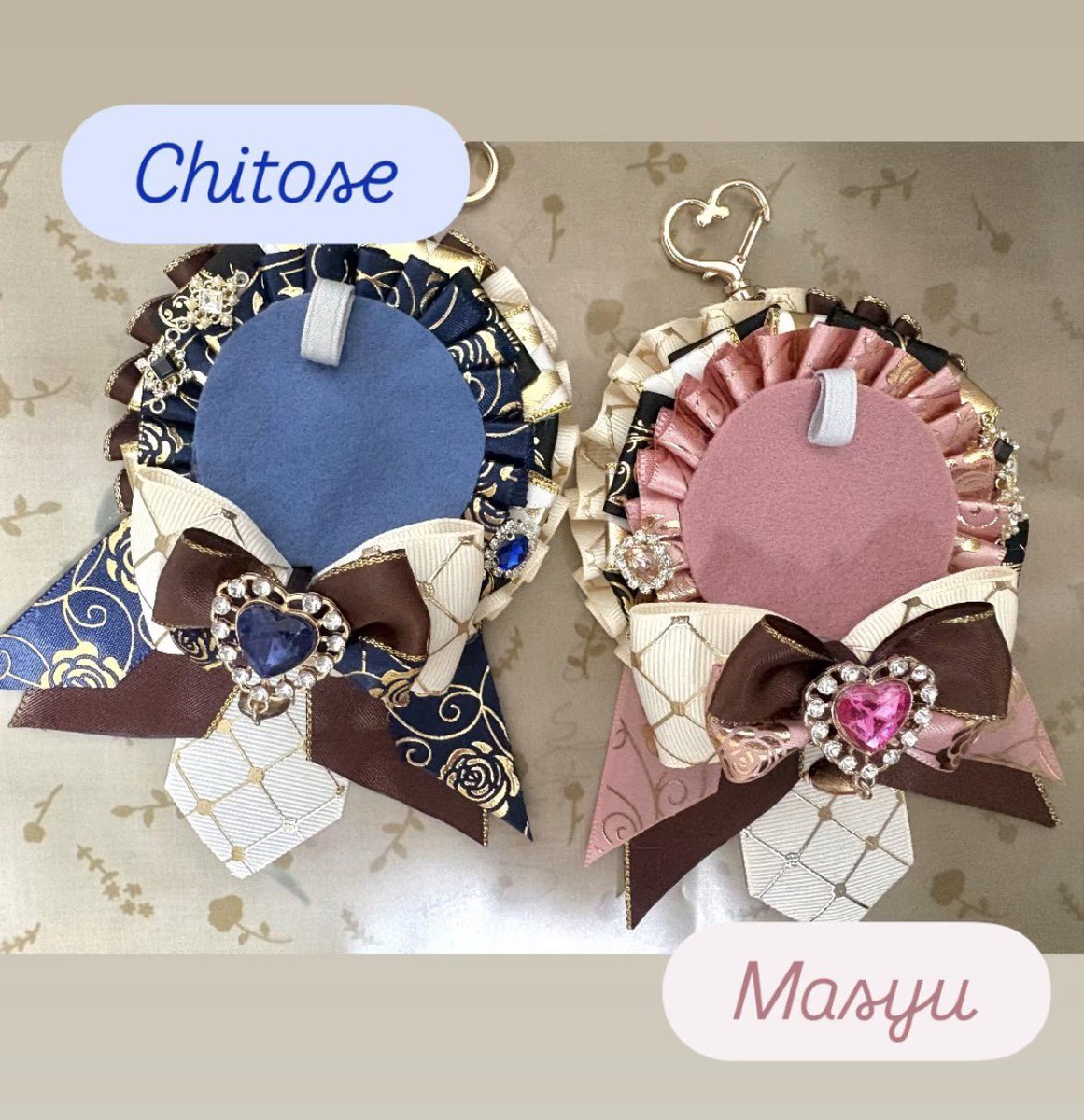 yoru180_vamp's tweet photo. メロアス🍫
💙チトセ、舞珠イメージロゼット🩷

 #ハンドメイド
 #あんスタ

別垢で載せてたけどこっちに移動 https://t.co/BxY2BbJHqh