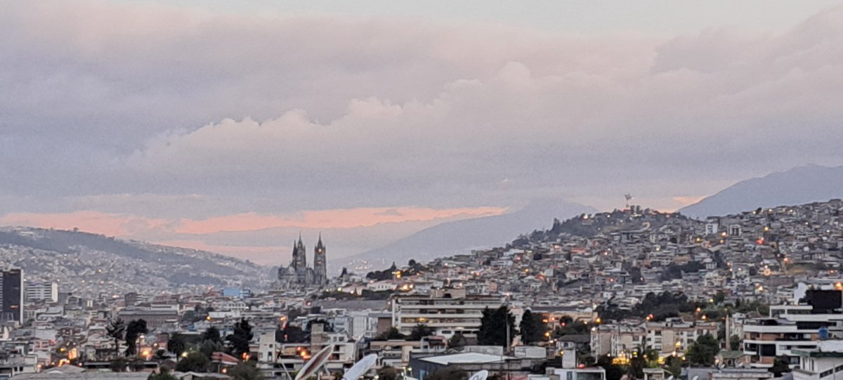 coneFedeFran's tweet photo. Esbozos de arreboles
#Quito https://t.co/LR9KIjB6CS