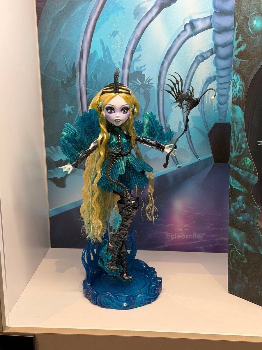 SeeingMount's tweet photo. First IRL look at the Monster High San Diego Comic Con Ghouls Rule Lagoona Blue doll designed by Glenda Chiu+video of the booth via Cleosnilee https://t.co/UQLyvwHpVq