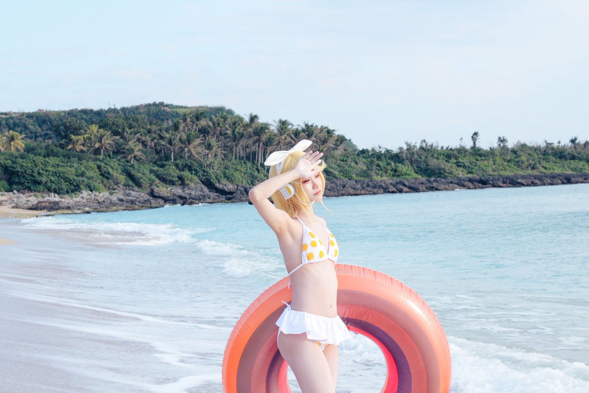 RUKU0805's tweet photo. 夏と水着🍊🍊

鏡音リン　スイムウエア： @yutomori_cos 
📸📸:RUKU https://t.co/ZXMR5eO881