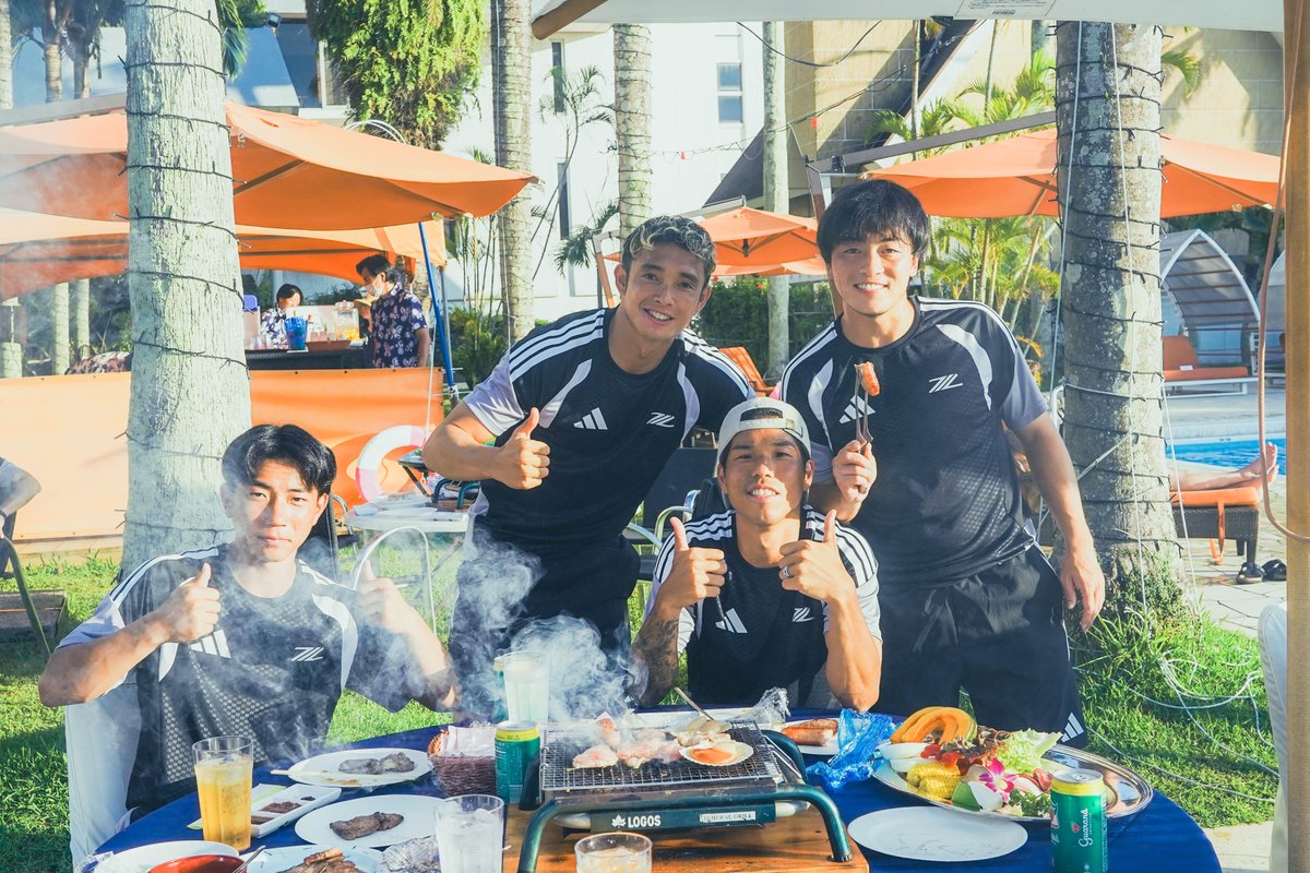FcMachidaZelvia's tweet photo. 🏝️ 𝐎𝐤𝐢𝐧𝐚𝐰𝐚 𝐂𝐚𝐦𝐩 𝐃𝐚𝐲 𝟗 🌺

チームみんなでBBQ🍖✨
リフレッシュしたひとときを過ごしました！

そして、テテもチームに合流🔷

#FC町田ゼルビア #zelvia
#沖縄キャンプ2026 https://t.co/gWzXnqFLJF