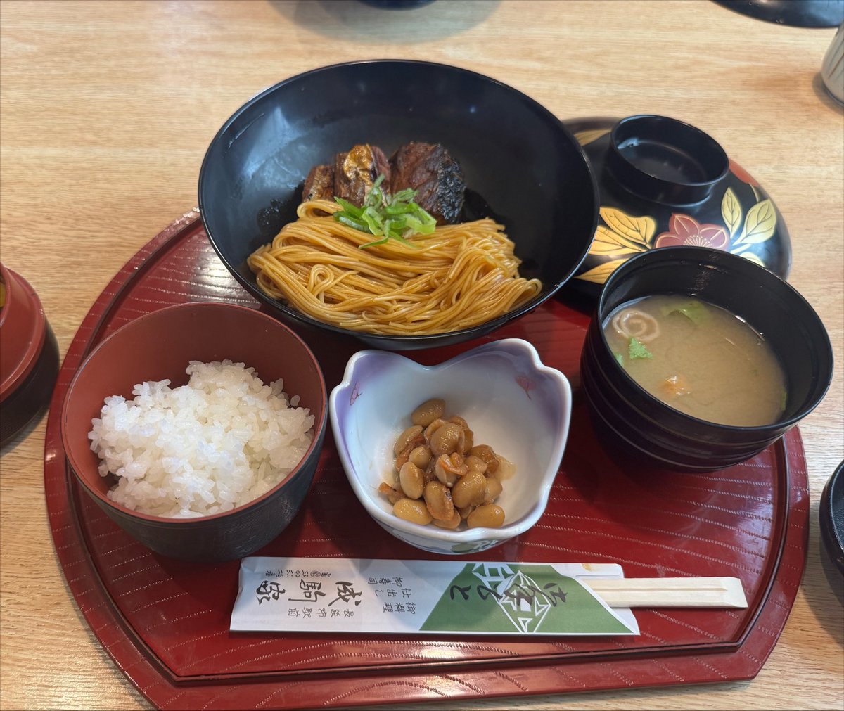 kinosaki_jack's tweet photo. 週末、滋賀の長浜に行ってみたら
「お寺の移転騒動の際、茶店の娘に化けて反対派を誑かして妨害し移転を推し進めた化け狐」という
あまりにもTS狐耳少女が想起される伝説を知ってええやんと思っていたら像がこれでなんでやねん https://t.co/AlIfN8nXyW